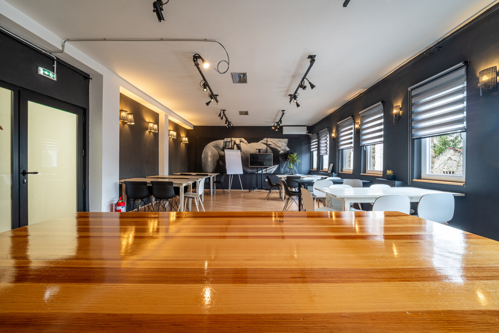Sala sa parketom i ogledalima
